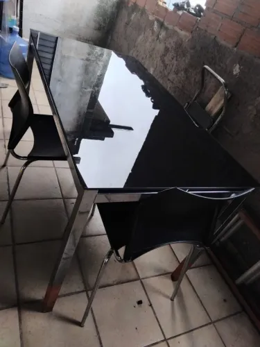 MESA DE VIDRO PRETA COM 6 CADEIRAS 
