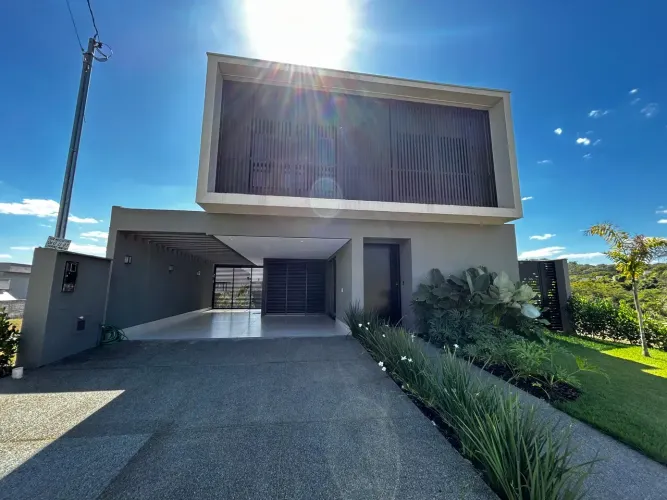 Casa de condomínio para venda tem 244 metros quadrados com 3 quartos