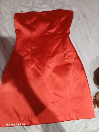 Vestido curto com decote 