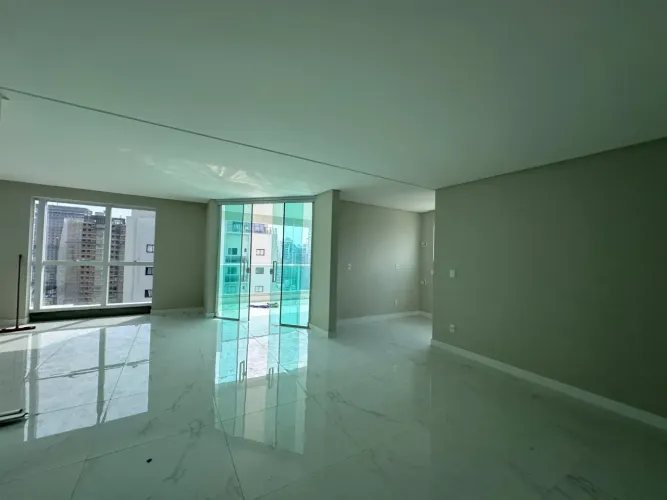 Imóvel para venda tem 130 metros quadrados com 3 quartos em Meia Praia - Itapema - SC