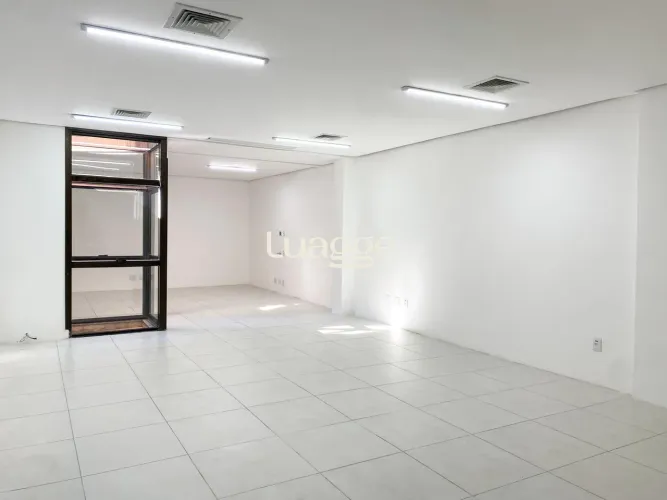 Sala com vaga de garagem no Moinhos de Vento