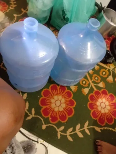 2 garrafões de água mineral 20 litros.