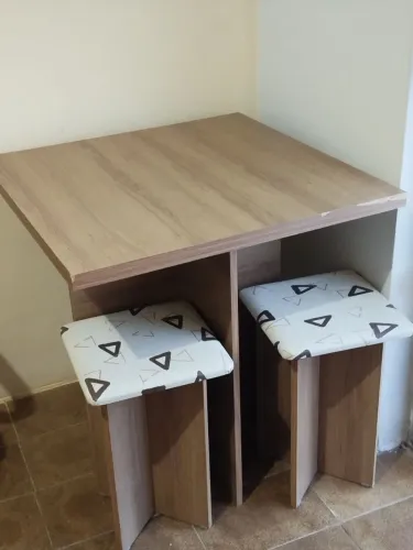 Mesa com 4 bancos