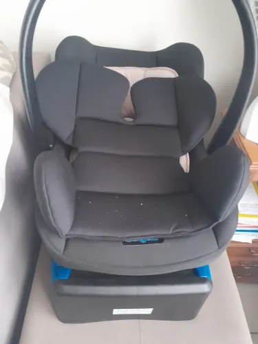 Cadeira de carro base junto