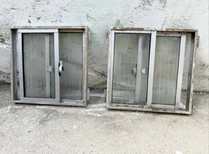 Duas janelas de alumínio e vidro
