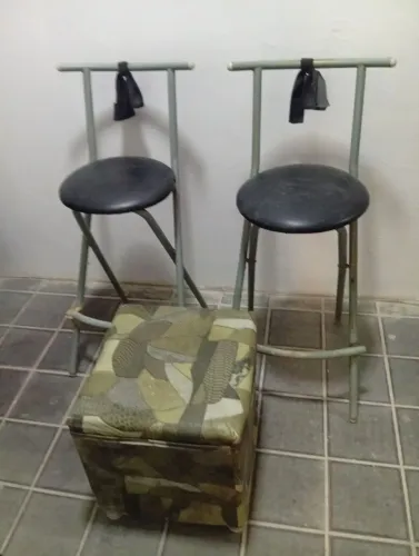 Vendo 2 banquetas e uma mesa para criança