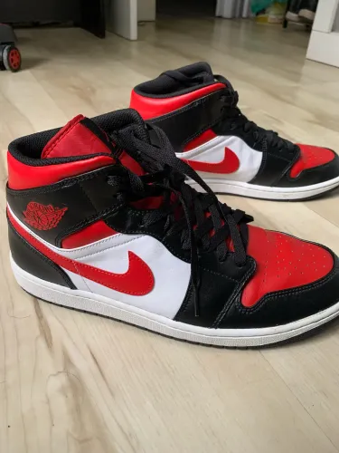 Air Jordan 1 Mid - vermelho e preto - bred toe