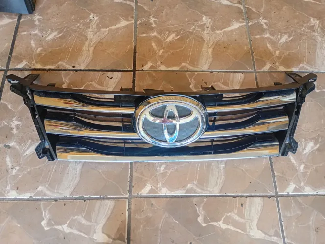 Grade Toyota Sw4 2017 2018 2019 2020 (Com Emblema)