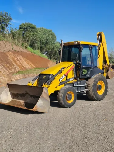 Retro Escavadeira JCB 3C plus ano 2013 tração 4x4 