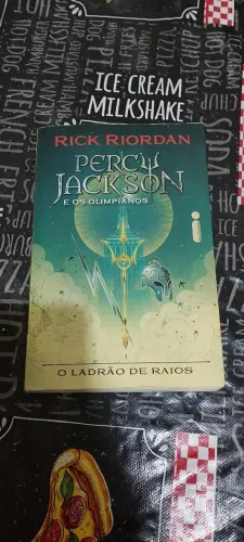 Estou vendendo livro Percy Jackson e o ladrão de raios