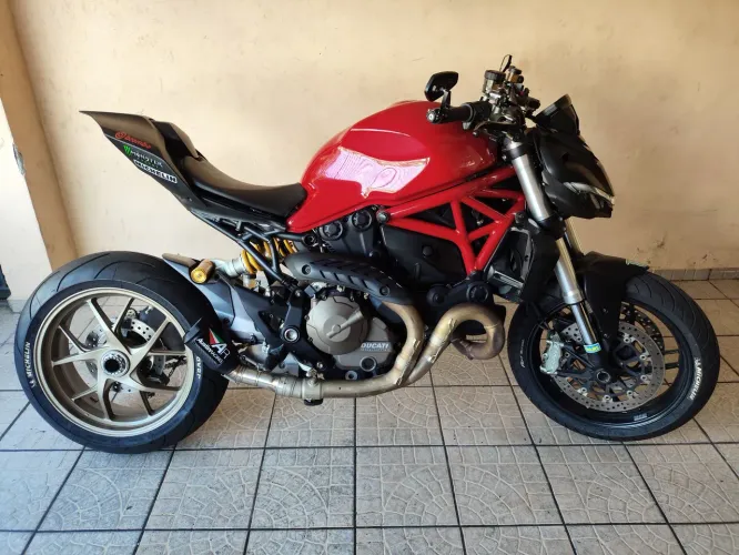 Ducati Monster 821 modificada (leia a descrição)