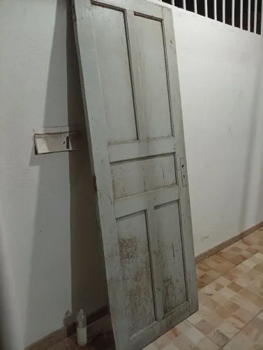 Porta de madeira maciça