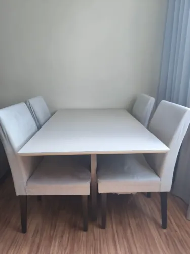 Mesa retangular com tampo de vidro + 4 cadeiras