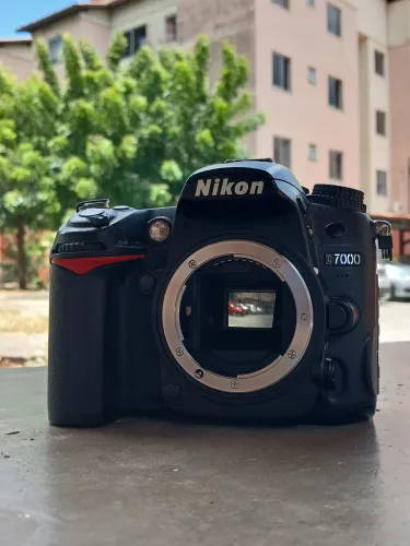 NIKON D7000 ( USADA COM POUCAS MARCAS DE USO)