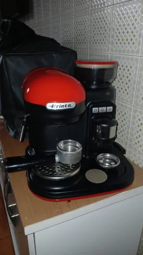 Cafeteira expresso ARIETE pouco uso sem marcas.