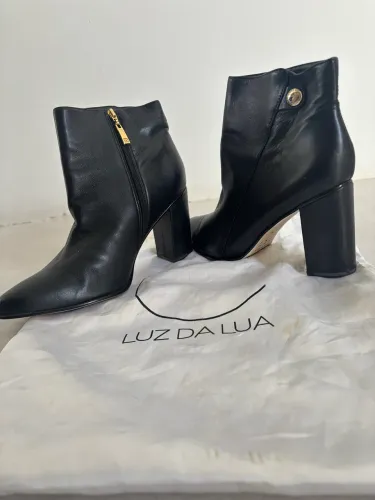 Bota cano médio em couro