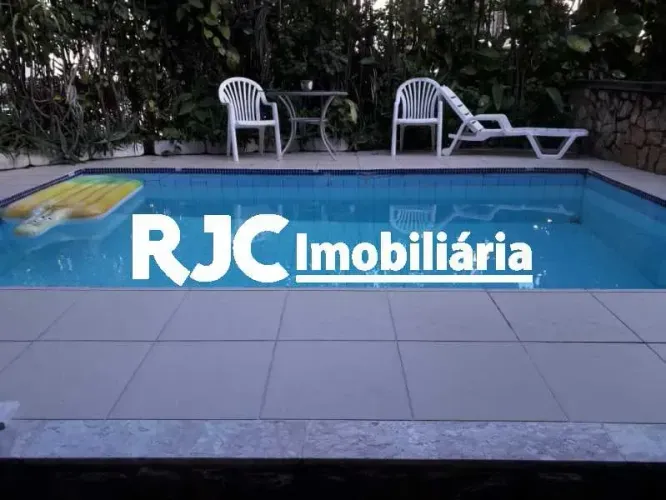 Casa de condomínio para venda possui 337 metros quadrados com 5 quartos