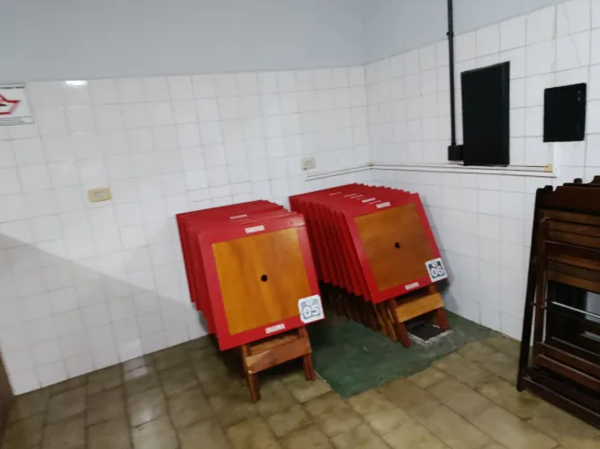 Vendo mesas de madeira com 4 cadeiras