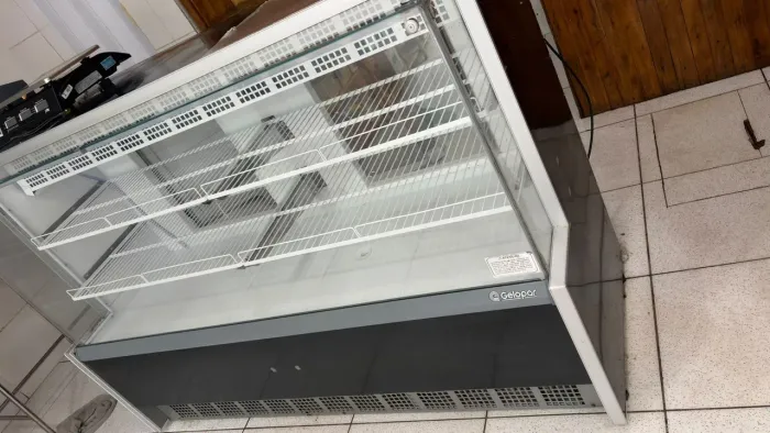 Freezer expositor balcão pouco tempo de uso