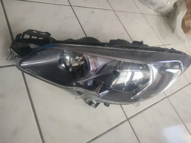 Farol pegeot 408 lado esquerdo