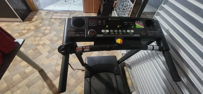 Vende se  esteira  profissional enclináve l 