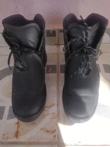 Vendo um bota cano médio bico de aço!