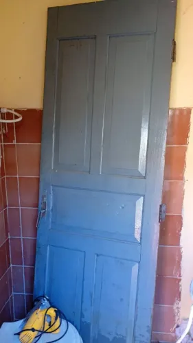 Porta de madeira maciça
