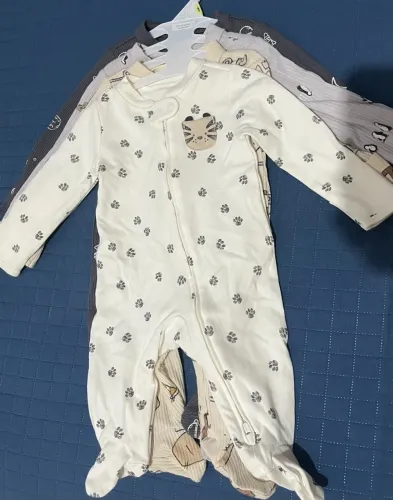 Roupas Carter?s Menino 0-3 meses. Os Macacão veste até 6 meses.