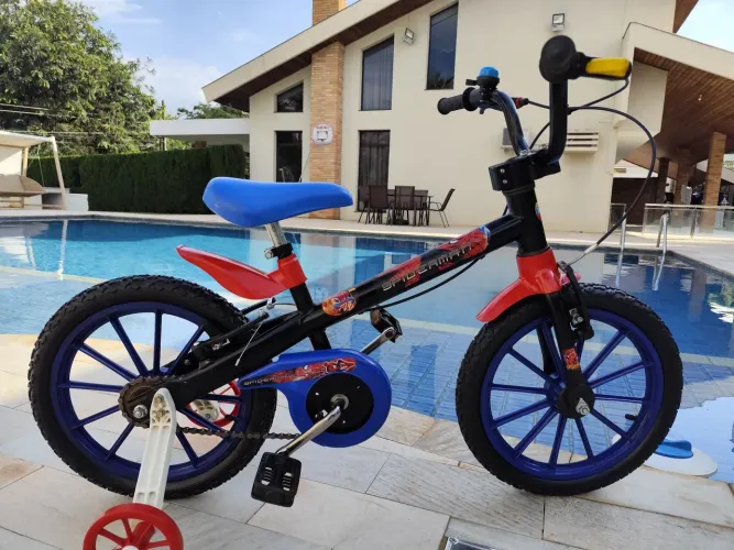 Bicicleta menino homem aranha