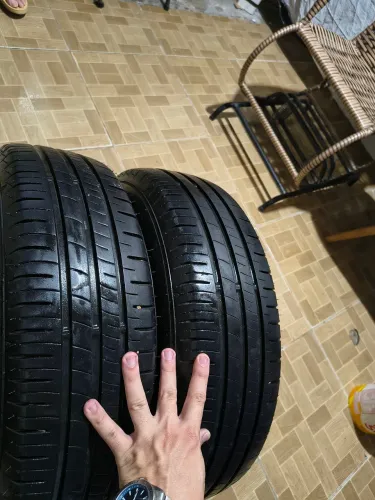 Pneu original 185/70 aro 14 dois pneus novos um mês de uso e um semi-novo 720 os três 