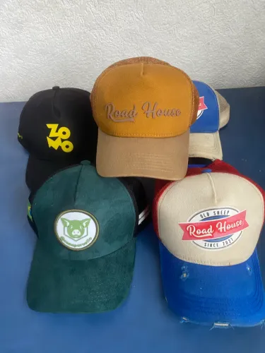 Bonés 80 reais cada