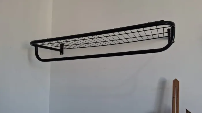 Arara de roupa com prateleira