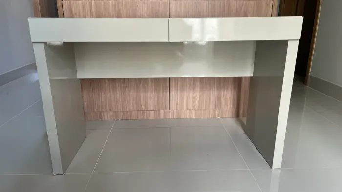 Escrivaninha em Laca