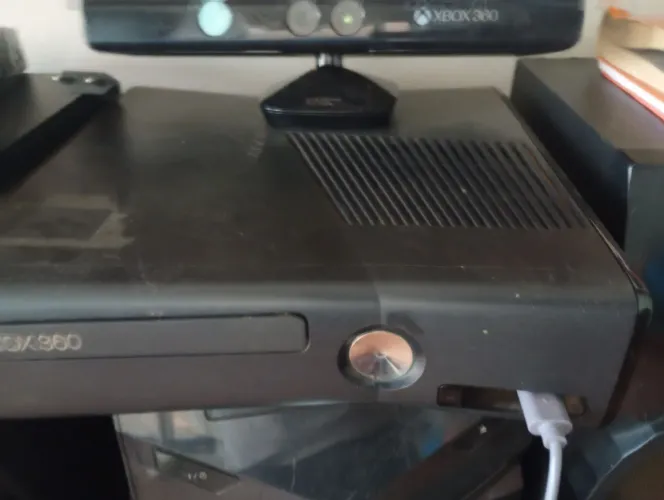 Xbox 360 desbloqueado 5 jogo e um controle com o carregador