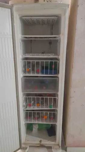 Vende-se uma geladeira