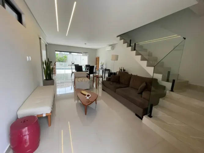 Casa em Condomínio - Condomínio Recanto da Serra - Urbanova - 3 Dormitórios - 244m².