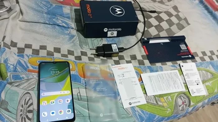 celular motorola e13 bateria inchada trinco na tela ( nao abaixo preço