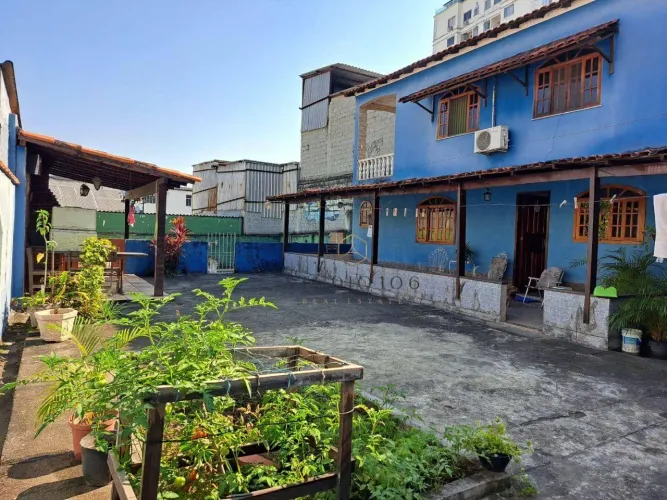 Duas casas no mesmo terreno com piscina e 4 vagas no Barreto, Niterói