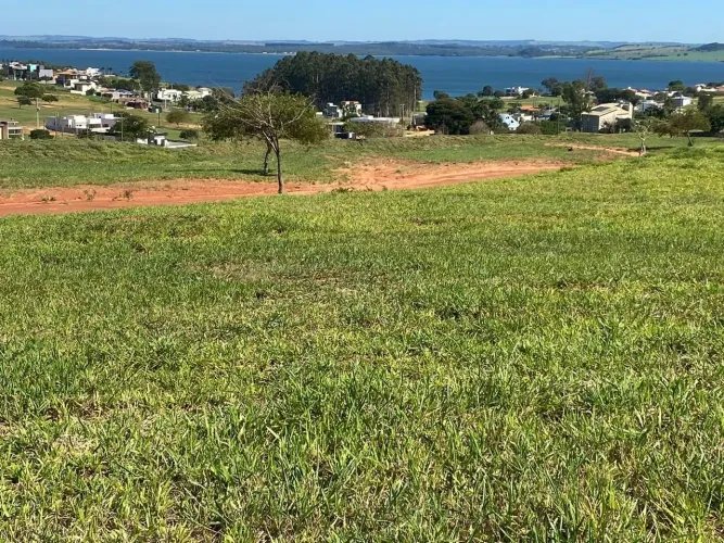 Terreno 450m² localizado no Condomínio Riviera de Santa Cristina XIII. em Avaré/SP