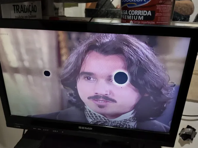 Tv 19 polegadas não é smart com pequeno defeito na tela 