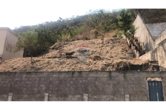 Lote de 1.055 m² no bairro Comiteco