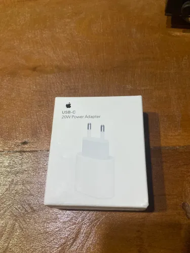 Carregadores de iPhone, vendo a caixinha separada, ou o cabo com a caixinha