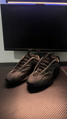 Yeezy 700 V3 Original (43/42 | forma pequena)