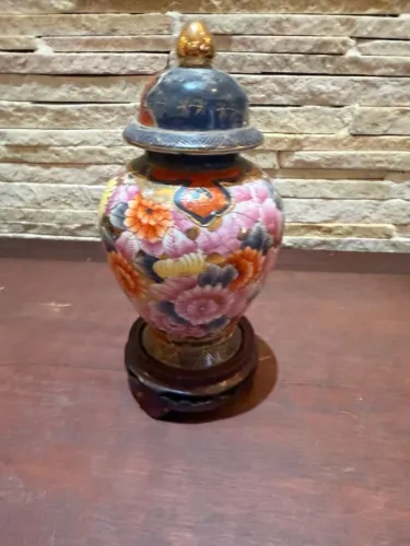 Potiche Oriental em Porcelana Japonesa Estilo Satsuma Moriage com Base