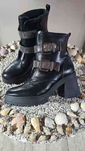 Vendo Bota semi-nova número 37