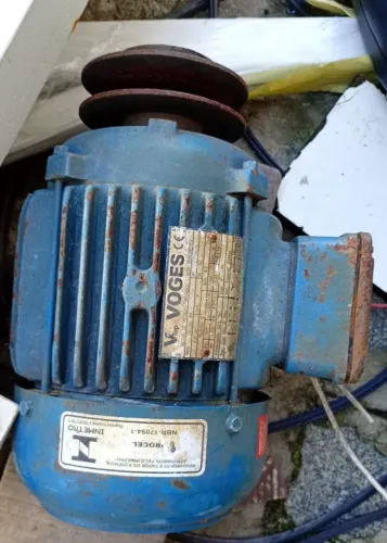 Motor Elétrico Trifásico Voges 1,5 CV com Polia Dupla