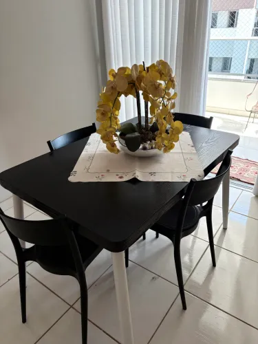 Vendo jogo de mesa com 4 cadeiras