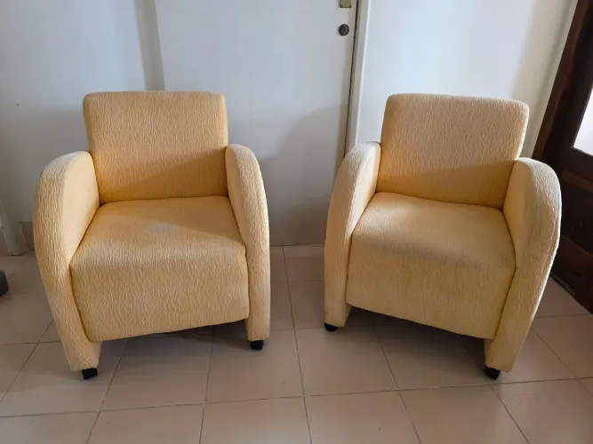 Conjunto poltronas em amarelo claro