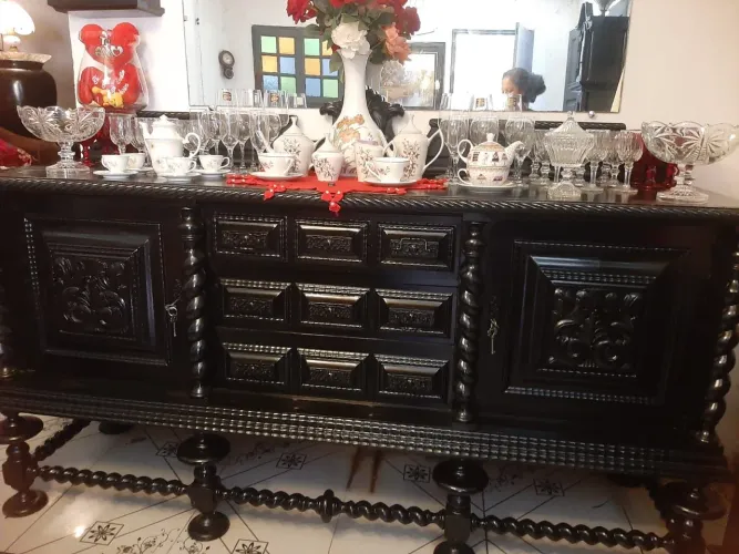 Vendo um lindo relógio antigo uma cristaleira e um buffet