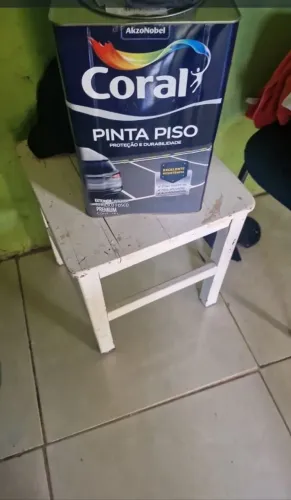 Tinta de piso cor preta